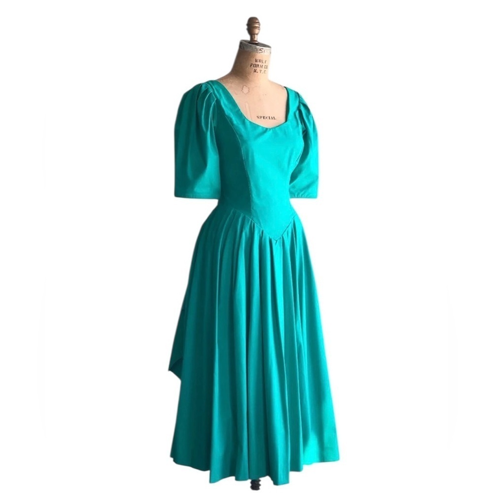 Vintage 1980s Laura Ashley in Kelly Green  Puff Sleeve Sweetheart Midi Gown